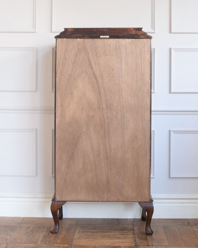 アンティークのキャビネット アンティーク家具 イギリスのアンティーク家具、どこにでも置ける小さなガラスキャビネット。修復してあるので後姿もキレイ!アンティークは新品ではないので、もちろん経年変化によるキズはありますが、専門の職人がキレイに修復したので、後ろ姿もキレイです。(q-2131-f)