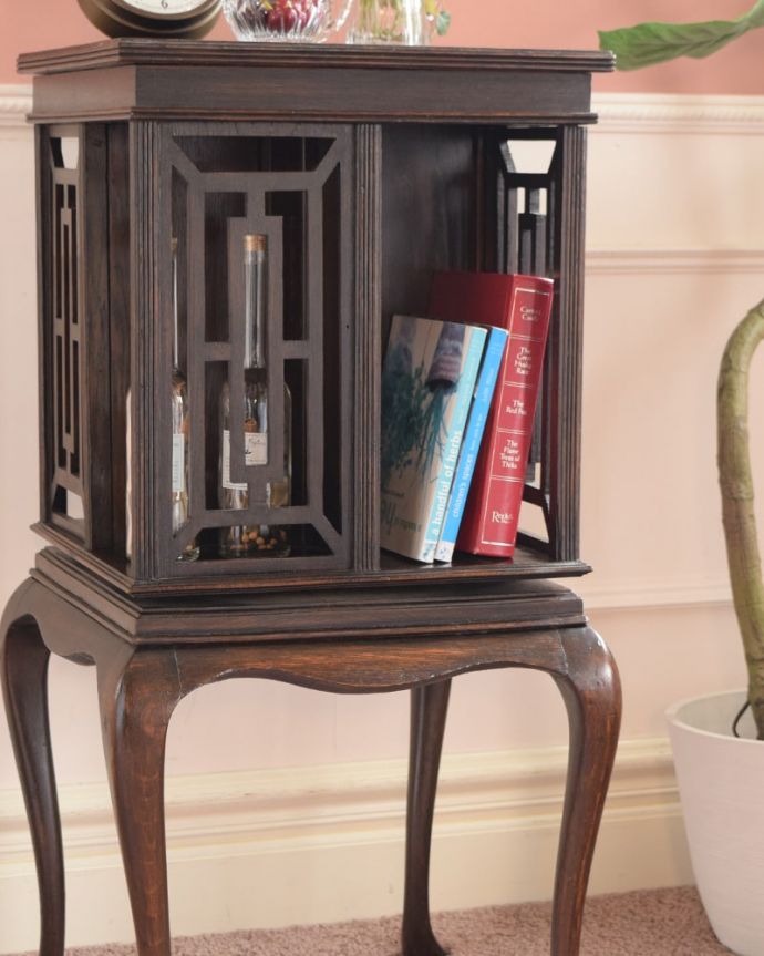 アンティーク家具らしい美しい細工