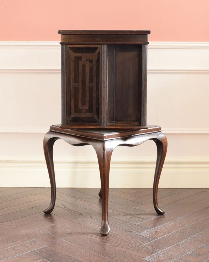 アンティーク本棚の後ろ姿