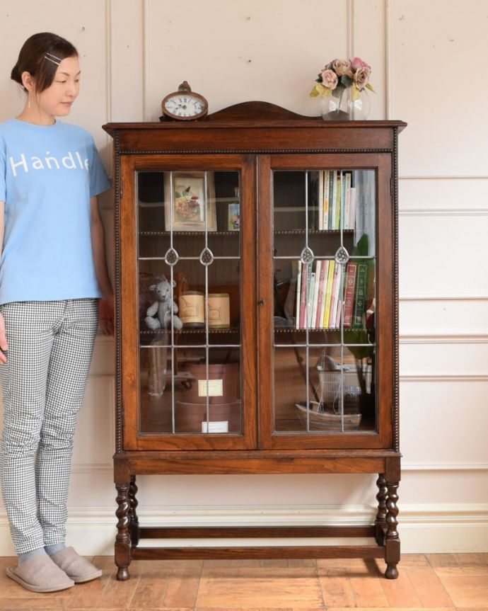 アンティークのキャビネット　アンティーク家具　英国のアンティーク家具、ステンドグラスの扉がキレイなブックケース。ステンドグラスの扉が美しいキャビネット扉がステンドグラスになっているから、キャビネットとステンドグラスの両方を一気に手に入れることが出来ちゃうんです。(q-2133-f)