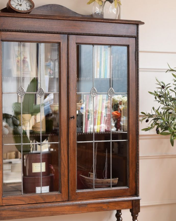 アンティークのキャビネット　アンティーク家具　英国のアンティーク家具、ステンドグラスの扉がキレイなブックケース。まずはステンドグラスを楽しみましょう現代のように機械が発達していない時代に作られたステンドグラス。(q-2133-f)