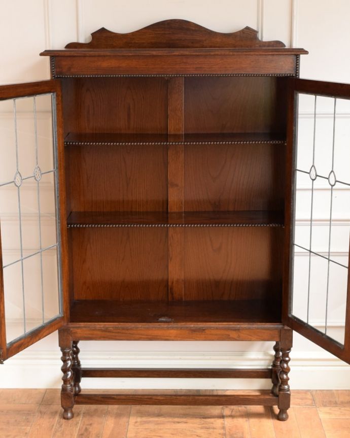 アンティークのキャビネット　アンティーク家具　英国のアンティーク家具、ステンドグラスの扉がキレイなブックケース。扉を開けた内側はこんな感じですキャビネットの中も職人がしっかり修復したのでキレイです。(q-2133-f)