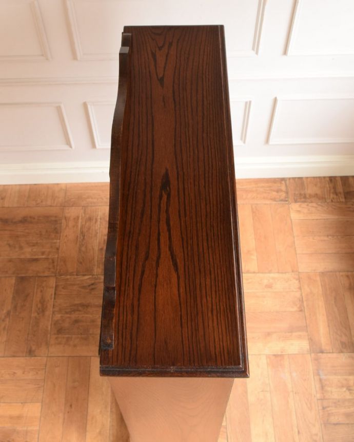 アンティークのキャビネット　アンティーク家具　英国のアンティーク家具、ステンドグラスの扉がキレイなブックケース。天板もキレイに仕上げました。(q-2133-f)