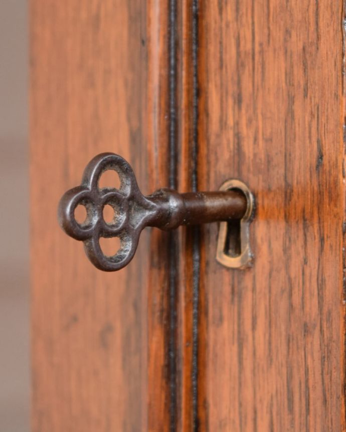 アンティークのキャビネット　アンティーク家具　英国のアンティーク家具、ステンドグラスの扉がキレイなブックケース。開ける度にワクワクする取っ手鍵が取っ手になっているので、中を開ける度にまるで宝箱を開ける気分です。(q-2133-f)