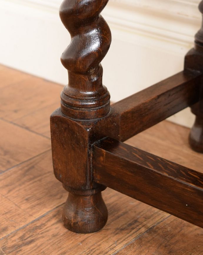 アンティークのキャビネット　アンティーク家具　英国のアンティーク家具、ステンドグラスの扉がキレイなブックケース。女性１人でもラクに運べちゃうヒミツHandleのアンティークは、脚の裏にフェルトキーパーをお付けしているので、床を滑らせれば女性でも移動がカンタンに出来ます！ご安心下さい。(q-2133-f)