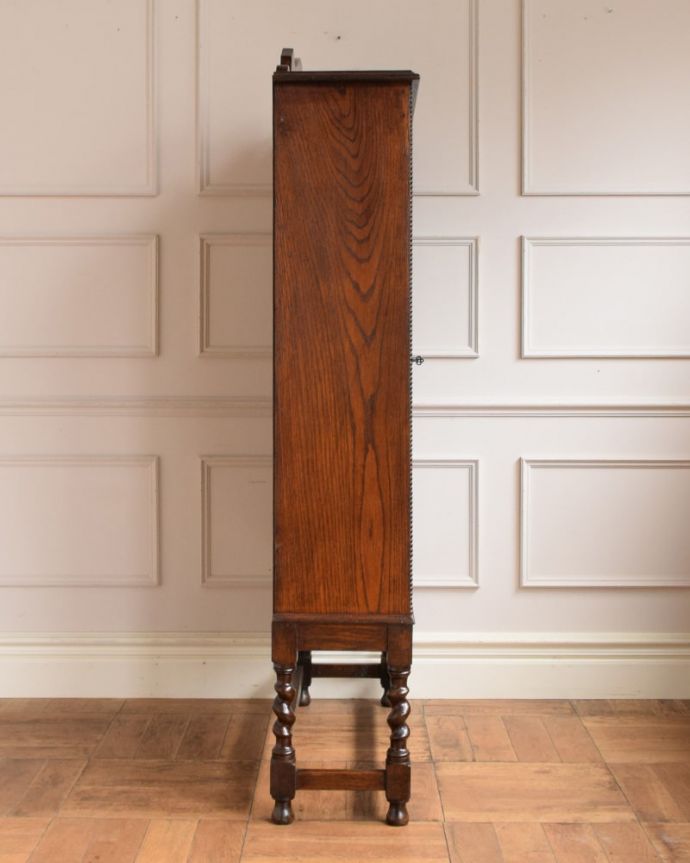 アンティークのキャビネット　アンティーク家具　英国のアンティーク家具、ステンドグラスの扉がキレイなブックケース。横から見てもステキもちろん横もキレイに修復していますので、横顔だって美しいんです。(q-2133-f)