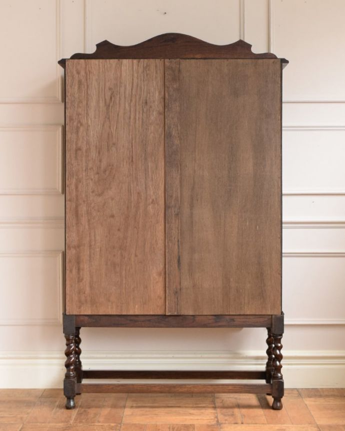 アンティークのキャビネット　アンティーク家具　英国のアンティーク家具、ステンドグラスの扉がキレイなブックケース。後ろ姿もキレイです。(q-2133-f)