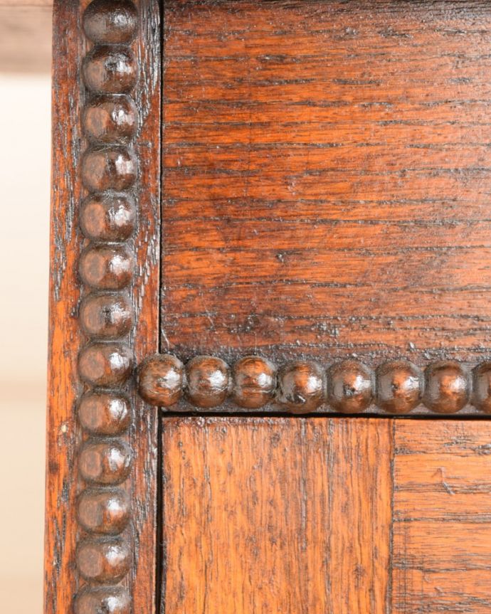 アンティークのキャビネット　アンティーク家具　英国のアンティーク家具、ステンドグラスの扉がキレイなブックケース。いろんな場所にこだわり彫のデザインもいろいろです。(q-2133-f)