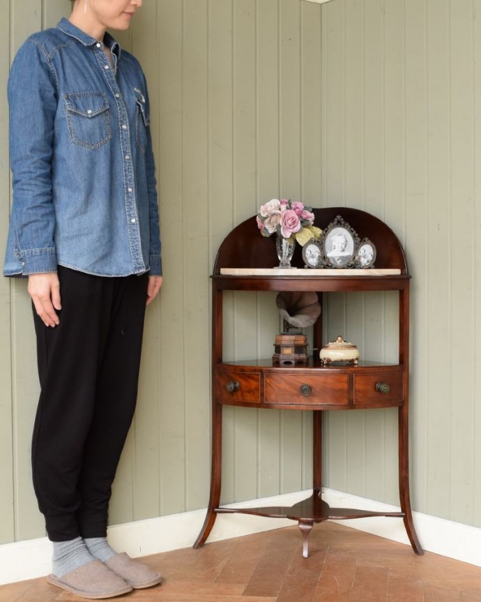 アンティークのチェスト　アンティーク家具　コーナーに置けるアンティーク家具、大理石天板のウォッシュスタンド。お部屋を角から格上げしてくれます水道が発達していない時代に洗面台代わりに使われてたウォッシュスタンド。(q-2134-f)