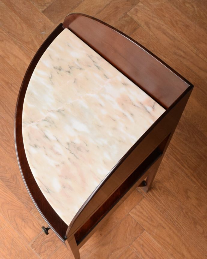 アンティークのチェスト　アンティーク家具　コーナーに置けるアンティーク家具、大理石天板のウォッシュスタンド。天然大理石を使った贅沢な天板天板には女性の憧れ、天然の大理石が使われている贅沢な家具です。(q-2134-f)