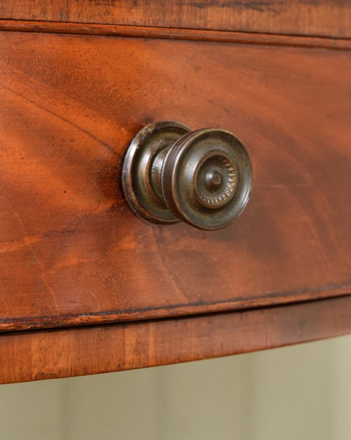 アンティークのチェスト　アンティーク家具　コーナーに置けるアンティーク家具、大理石天板のウォッシュスタンド。開ける度にワクワク･･･引き出しの取っ手も可愛いデザイン。(q-2134-f)