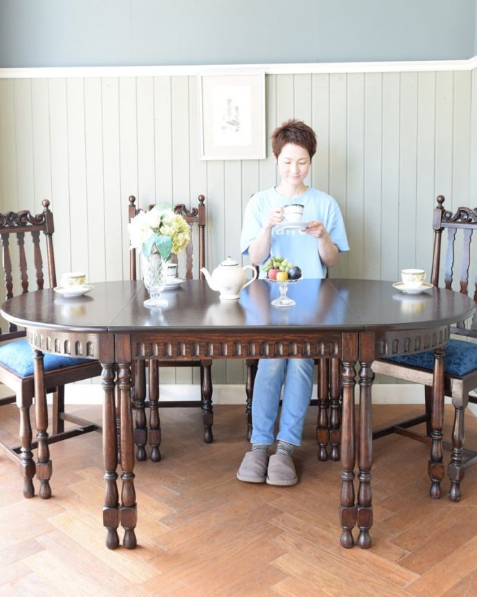 アンティークのテーブル アンティーク家具 英国のアンティークダイニン家具、サイズが変わる便利なテーブル。用途に合わせてサイズを変えれる便利なテーブル使う人の数や用途に合わせて天板を足したりできる便利さが人気です。(q-2135-f)