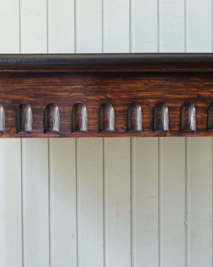 アンティークのテーブル アンティーク家具 英国のアンティークダイニン家具、サイズが変わる便利なテーブル。いろんな場所にこだわり彫のデザインもいろいろです。(q-2135-f)