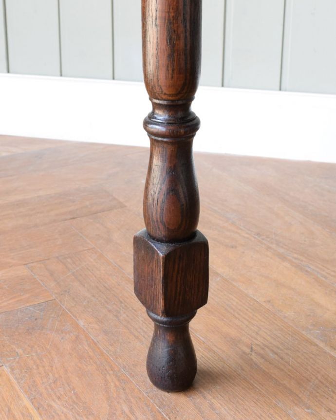 アンティークのテーブル アンティーク家具 英国のアンティークダイニン家具、サイズが変わる便利なテーブル。持ち上げなくても移動できます!Handleのアンティークは、脚の裏にフェルトキーパーをお付けしていますので、持ち上げなくても床を滑らせて移動させることが出来ます。(q-2135-f)