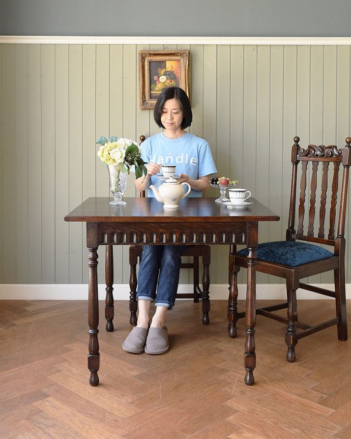 アンティークのテーブル アンティーク家具 英国のアンティークダイニン家具、サイズが変わる便利なテーブル。用途に合わせてサイズを変えれる便利なテーブル使う人の数や用途に合わせて天板を足したりできる便利さが人気です。(q-2135-f)