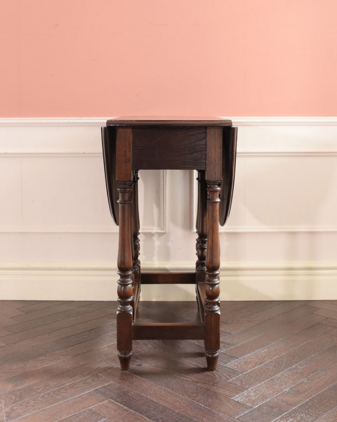 アンティークのテーブル　アンティーク家具　イギリスで見つけた伸長式のテーブル、アンティークのゲートレッグテーブル。意外にコンパクト昔、使わないとき壁にピタッと付けて収納出来るように作られたテーブル。(q-2136-f)