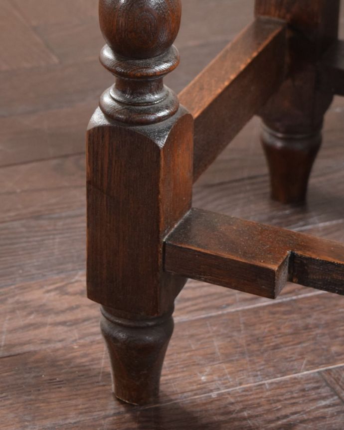 アンティークのテーブル　アンティーク家具　イギリスで見つけた伸長式のテーブル、アンティークのゲートレッグテーブル。持ち上げなくても移動できます！Handleのアンティークは、脚の裏にフェルトキーパーをお付けしていますので、持ち上げなくても床を滑らせて移動させることが出来ます。(q-2136-f)