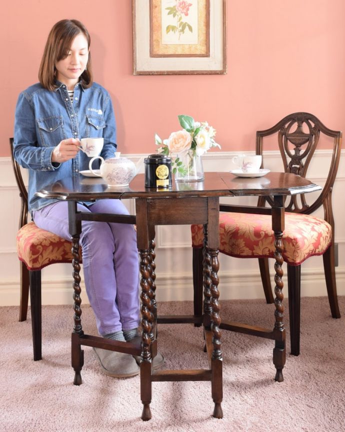 アンティークのテーブル　アンティーク家具　アンティークのゲートレッグテーブル、英国らしいツイスト脚の家具。使い方に合わせて3通りで使えるアンティークの定番アンティーク家具の定番テーブルと言えばゲートレッグテーブル。(q-2137-f)