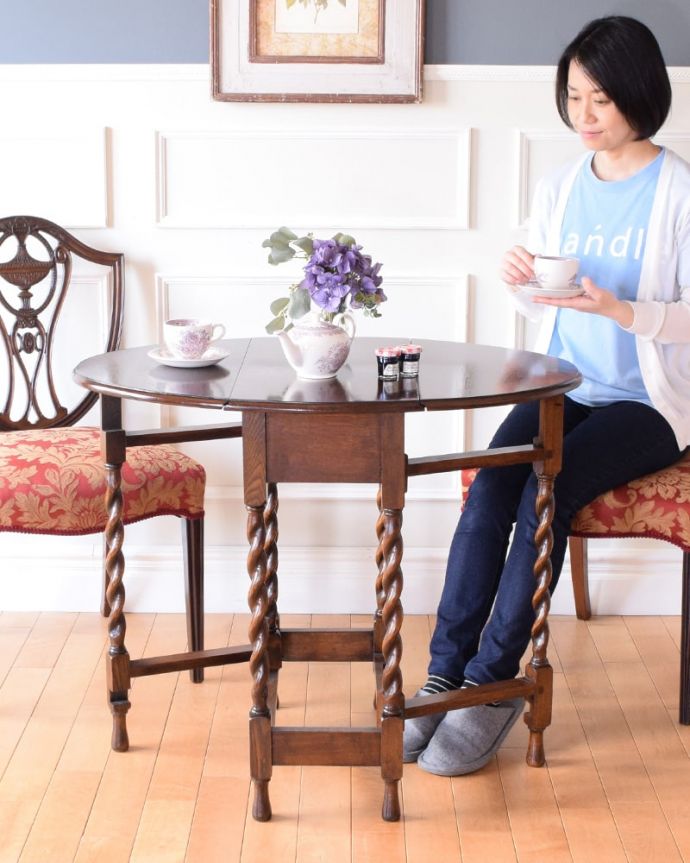 アンティークの折り畳み式テーブル