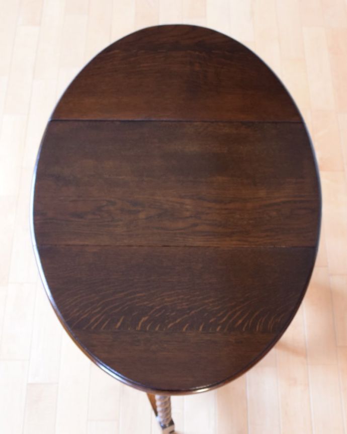 天板を広げた折り畳みテーブル