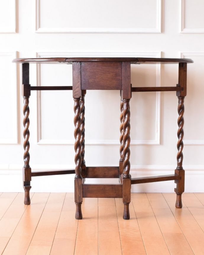 両足を広げた折り畳み式テーブル