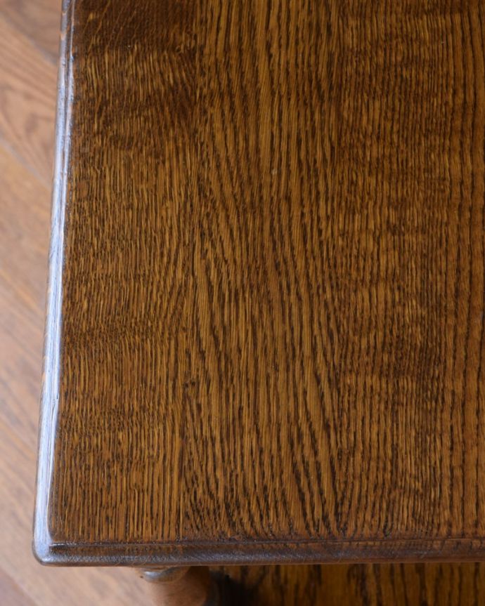 アンティークのテーブル アンティーク家具 サイドテーブル。近づいて見てみると・・・天板を見てみるとこんな感じです。(q-2139-f)