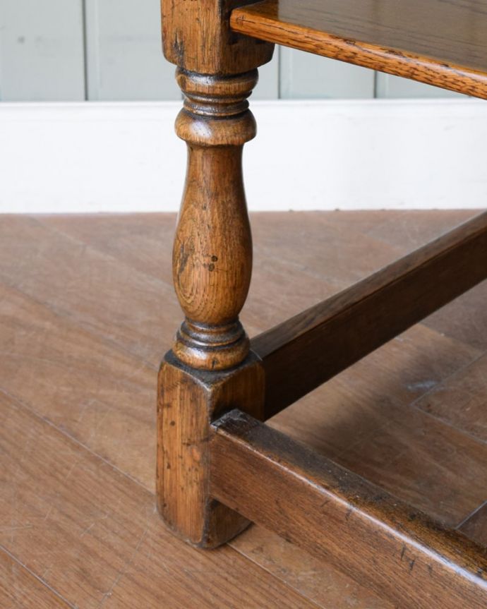 アンティークのテーブル アンティーク家具 サイドテーブル。持ち上げなくても大丈夫!Handleのアンティークは、脚の裏にフェルトキーパーをお付けしています。(q-2139-f)