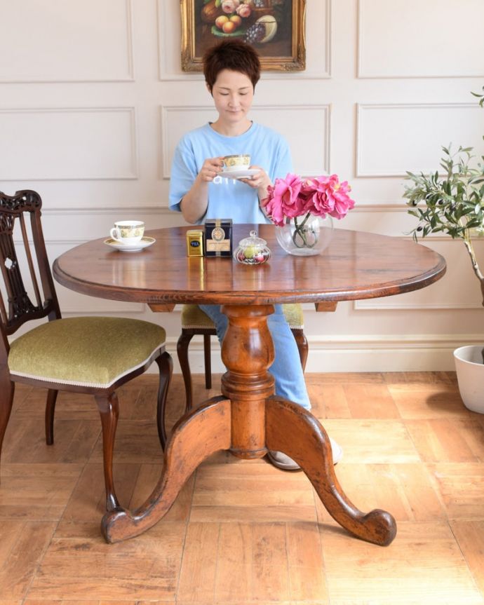 アンティークのテーブル　アンティーク家具　ラウンドテーブル。ほっこりとした表情に癒されますオールドパイン材のテーブルは、独特の木目が特長。(q-2140-f)