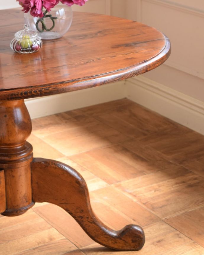 アンティークのテーブル　アンティーク家具　ラウンドテーブル。安定感のあるトライポッドの脚先が3つに分かれているデザインのトライボッド。(q-2140-f)