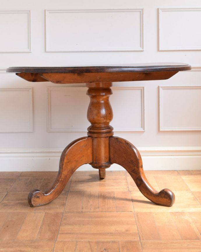 アンティークのテーブル　アンティーク家具　ラウンドテーブル。こちら側もキレイです！アンティークは新品ではないので経年変化によるキズはありますが、専門の職人がしっかり修復したので、どの角度から見てもキレイです。(q-2140-f)