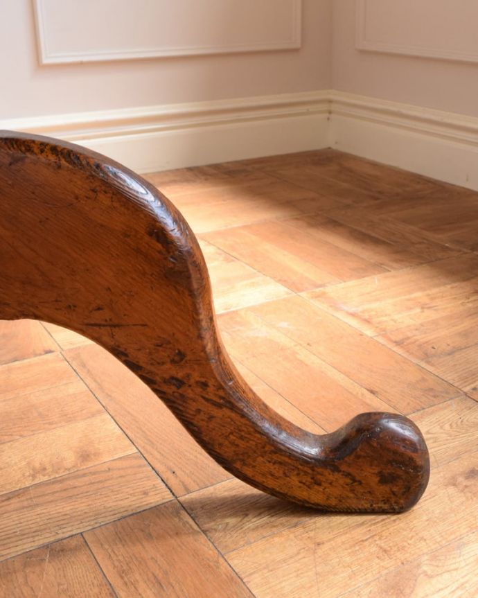 アンティークのテーブル　アンティーク家具　ラウンドテーブル。持ち上げなくても移動できます！Handleのアンティークは、脚の裏にフェルトキーパーをお付けしていますので、床を滑らせて簡単に移動が出来ます。(q-2140-f)