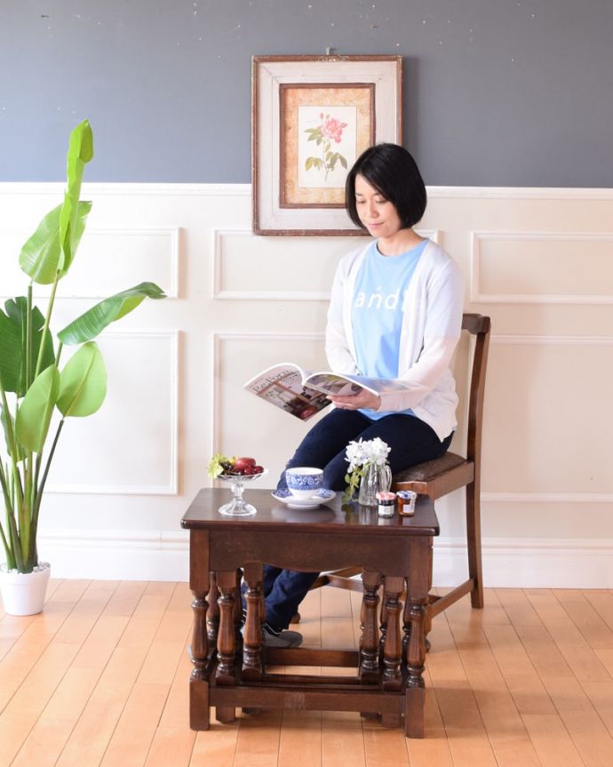 アンティークのテーブル　アンティーク家具　ネストテーブル。親子一緒の姿が可愛いネストテーブルネストとは巣のこと。(q-2141-f)