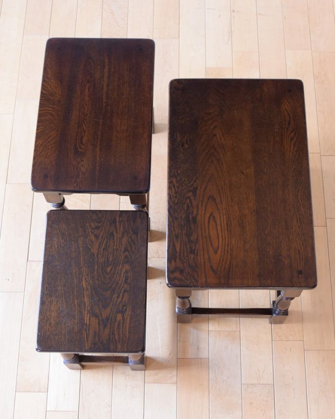 アンティークのテーブル　アンティーク家具　ネストテーブル。3つを並べて上から見てみましょう大中小3つを並べてみると、こんな感じです。(q-2141-f)