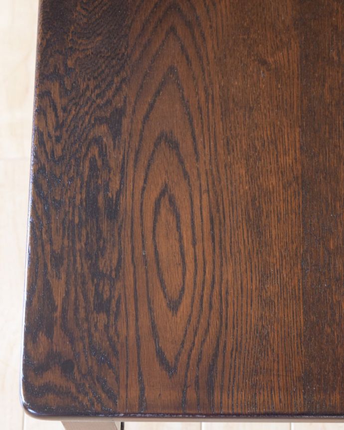 アンティークのテーブル　アンティーク家具　ネストテーブル。天板も修復したのでキレイです修復の時、古い塗装を剥離して再塗装してあるので天板もピカピカです。(q-2141-f)