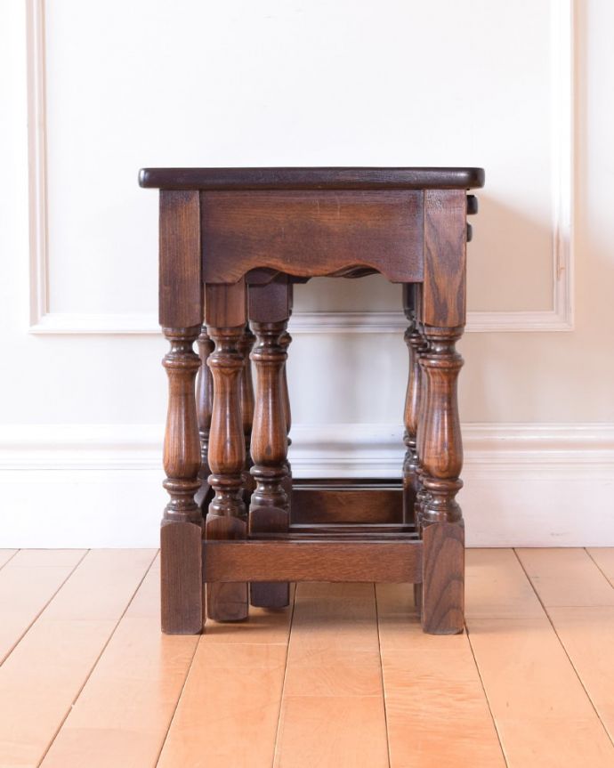 アンティークのテーブル　アンティーク家具　ネストテーブル。横から見てみると･･･お揃いの脚が3つがキレイに重なって、とっても美しい横顔。(q-2141-f)