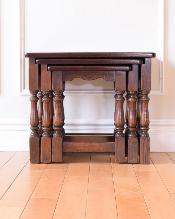 アンティークのテーブル　アンティーク家具　ネストテーブル。見る角度によって見え方が違います。(q-2141-f)