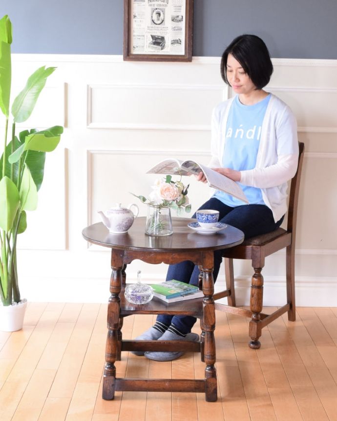 アンティークのテーブル　アンティーク家具　英国のアンティーク家具、棚が付きのオケージョナルテーブル（ティーテーブル）。便利に使えるコンパクトサイズのテーブル「オケージョナル」とは「便利に使える」と言う意味。(q-2142-f)