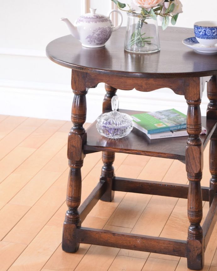 アンティークのテーブル　アンティーク家具　英国のアンティーク家具、棚が付きのオケージョナルテーブル（ティーテーブル）。英国アンティーク定番のデザインポコポコっと可愛い形の挽き物細工の足。(q-2142-f)