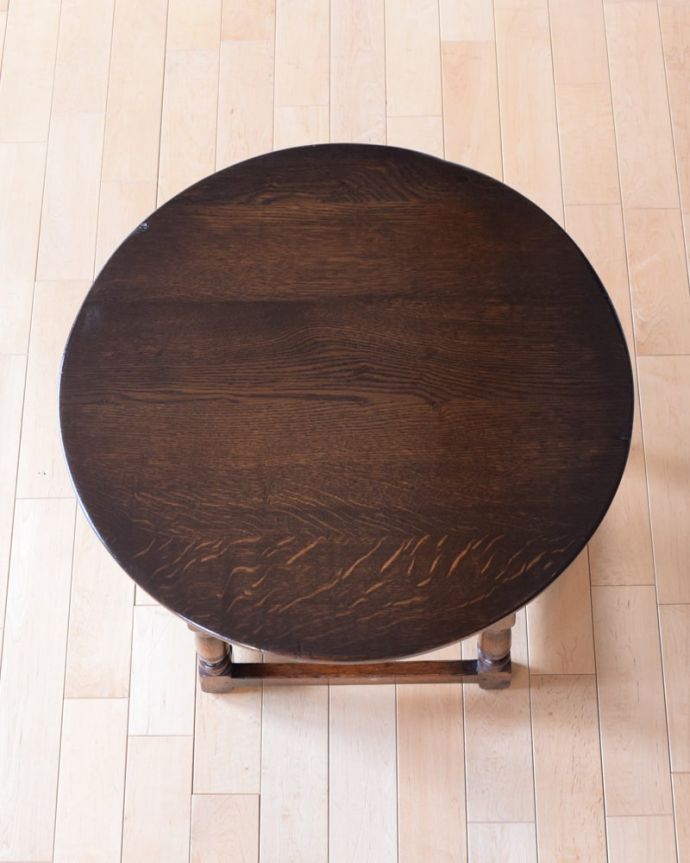 アンティークのテーブル　アンティーク家具　英国のアンティーク家具、棚が付きのオケージョナルテーブル（ティーテーブル）。キレイに修復しましたやっぱり気になるテーブルの天板。(q-2142-f)