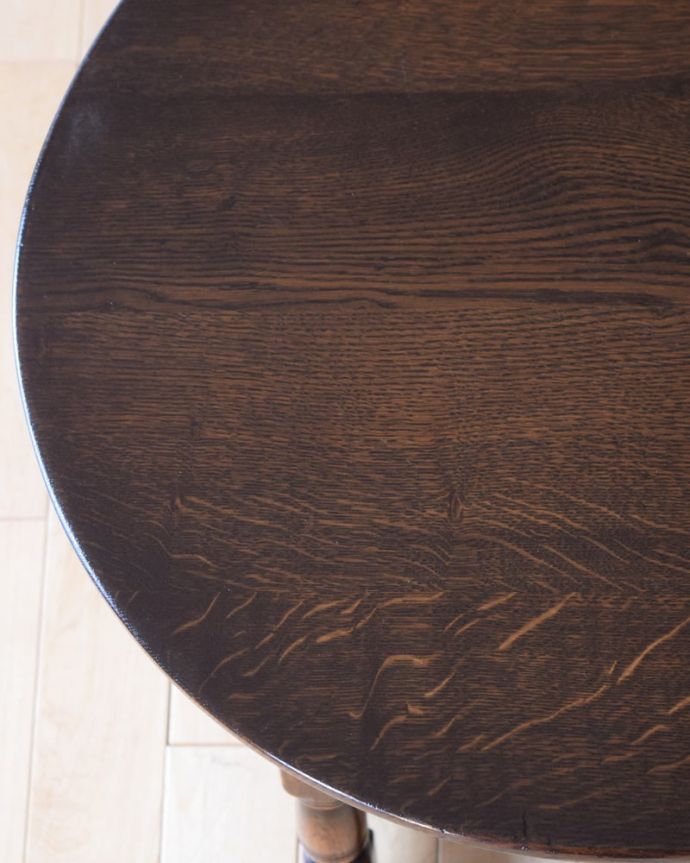 アンティークのテーブル　アンティーク家具　英国のアンティーク家具、棚が付きのオケージョナルテーブル（ティーテーブル）。近づいて見てみると･･･天板を見てみるとこんな感じです。(q-2142-f)