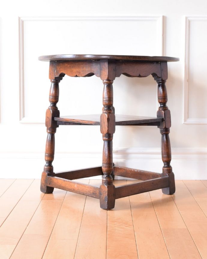 アンティークのテーブル　アンティーク家具　英国のアンティーク家具、棚が付きのオケージョナルテーブル（ティーテーブル）。クルッと回転。(q-2142-f)