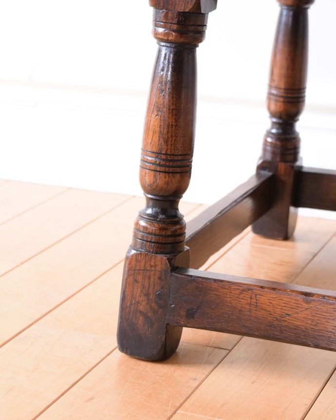 アンティークのテーブル　アンティーク家具　英国のアンティーク家具、棚が付きのオケージョナルテーブル（ティーテーブル）。持ち上げなくても大丈夫！Handleのアンティークは、脚の裏にフェルトキーパーをお付けしています。(q-2142-f)