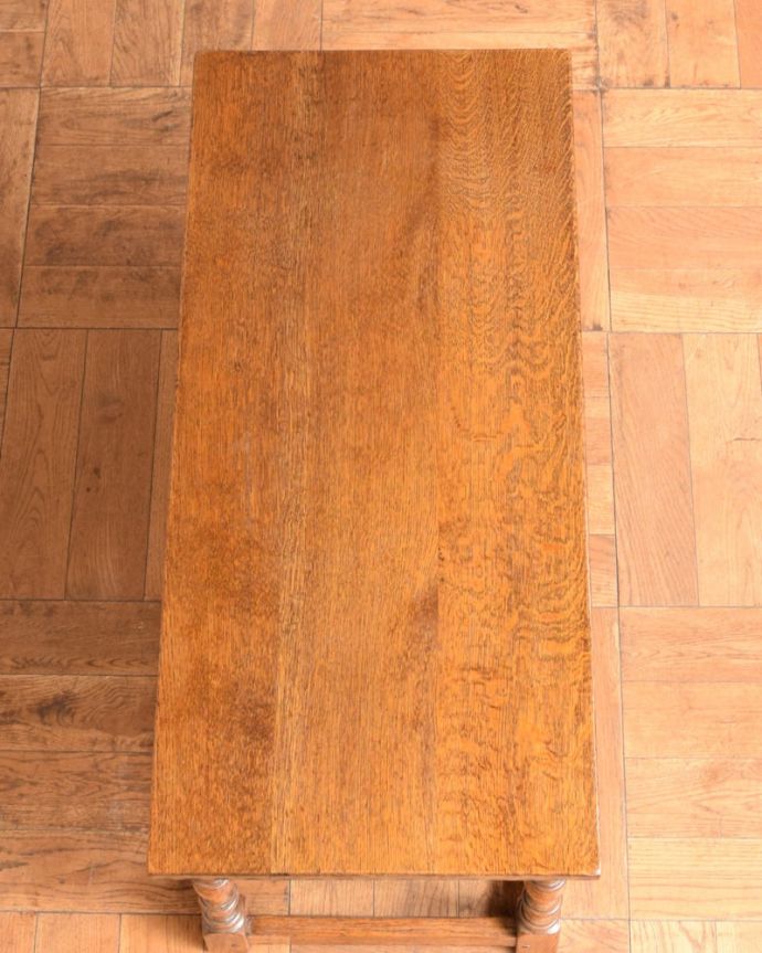 イギリスで見つけたアンティークの家具、英国らしい彫がカッコいい