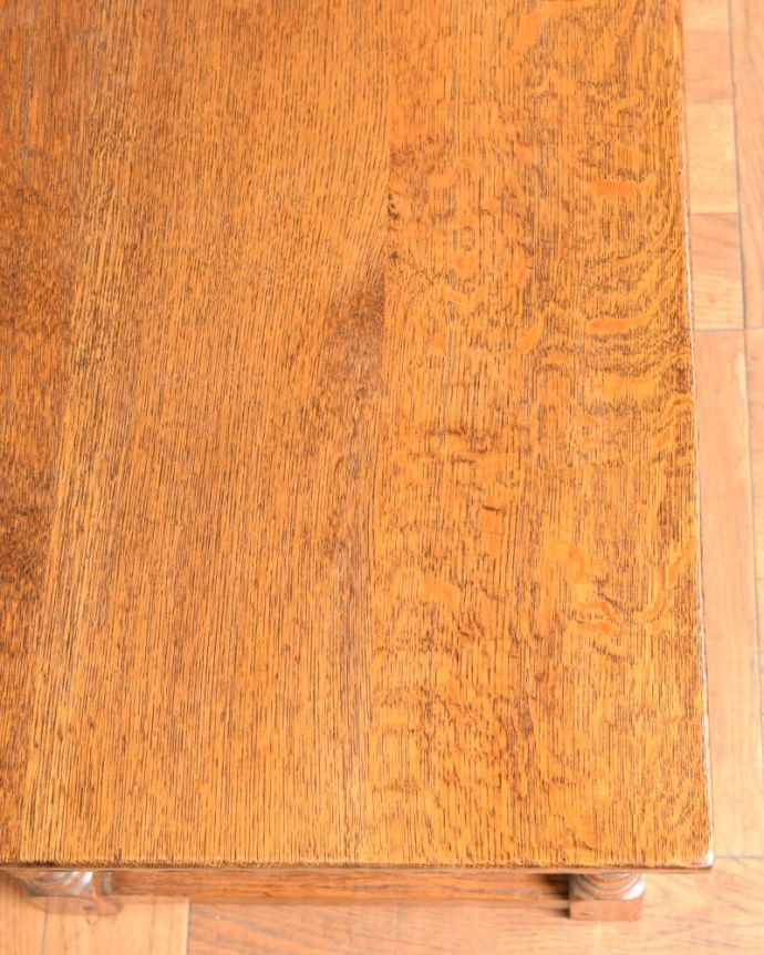 イギリスで見つけたアンティークの家具、英国らしい彫がカッコいい