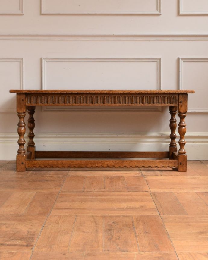 コーヒーテーブルの後ろ姿