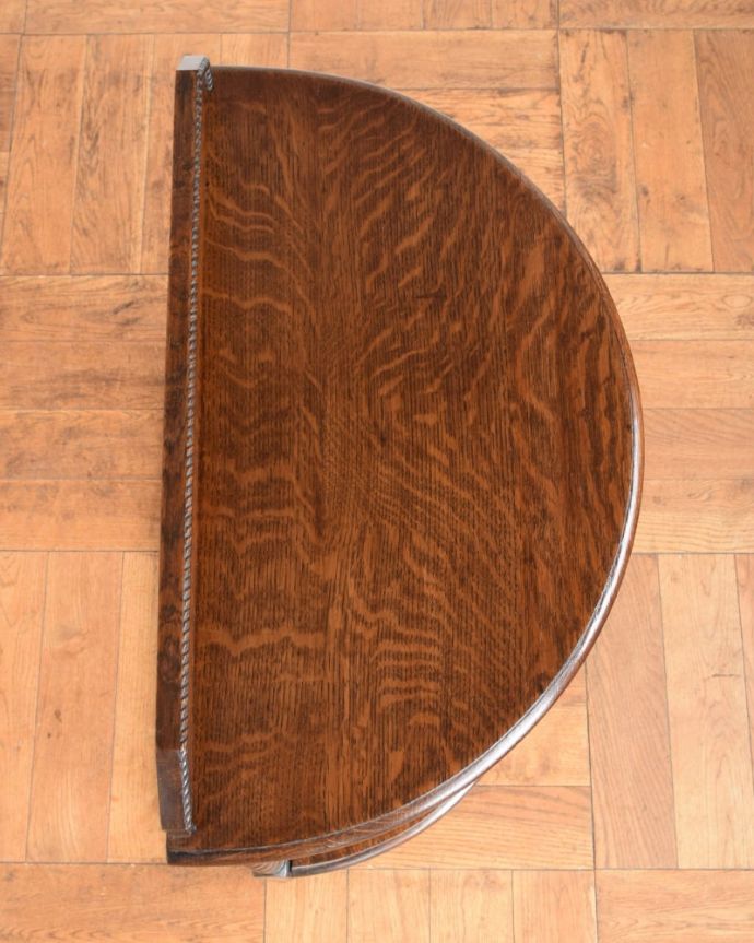 アンティークのテーブル　アンティーク家具　コンソールテーブル。天板はテーブル代わりに使えます上から天板を見ると、こんな感じでキレイに仕上げました。(q-2144-f)