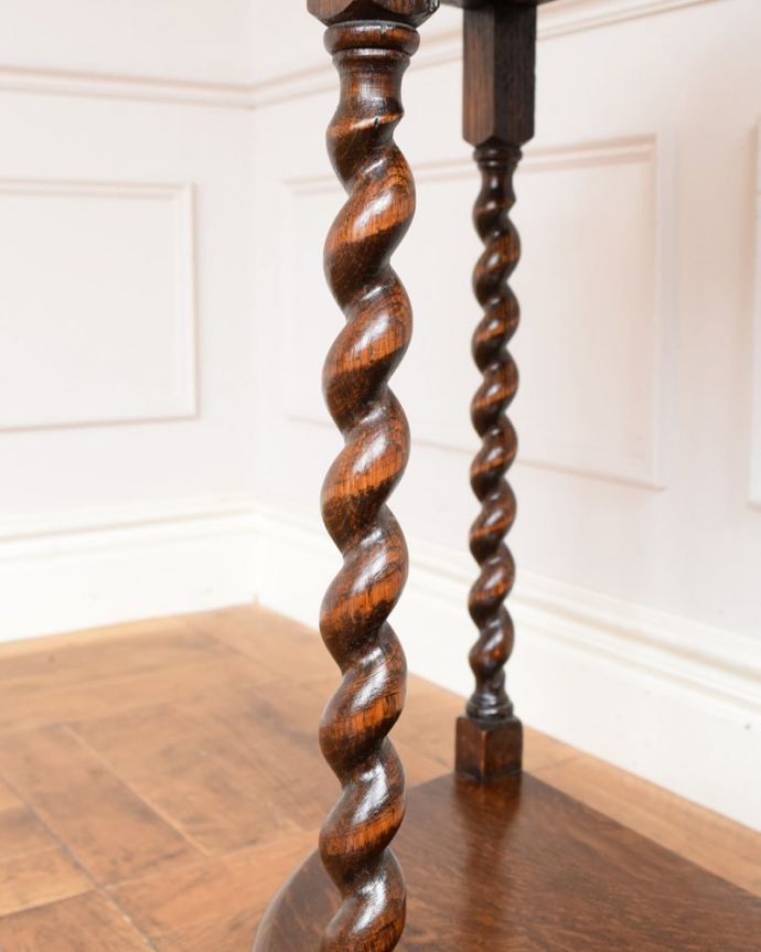 アンティークのテーブル　アンティーク家具　コンソールテーブル。うっとりする美しさアンティークだから手に入る美しい彫。(q-2144-f)