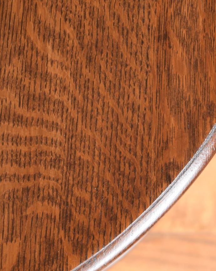 アンティークのテーブル　アンティーク家具　コンソールテーブル。天板を近づいてみると…アンティークだから手に入れることが出来る天板に使われている銘木の美しさにうっとりです。(q-2144-f)