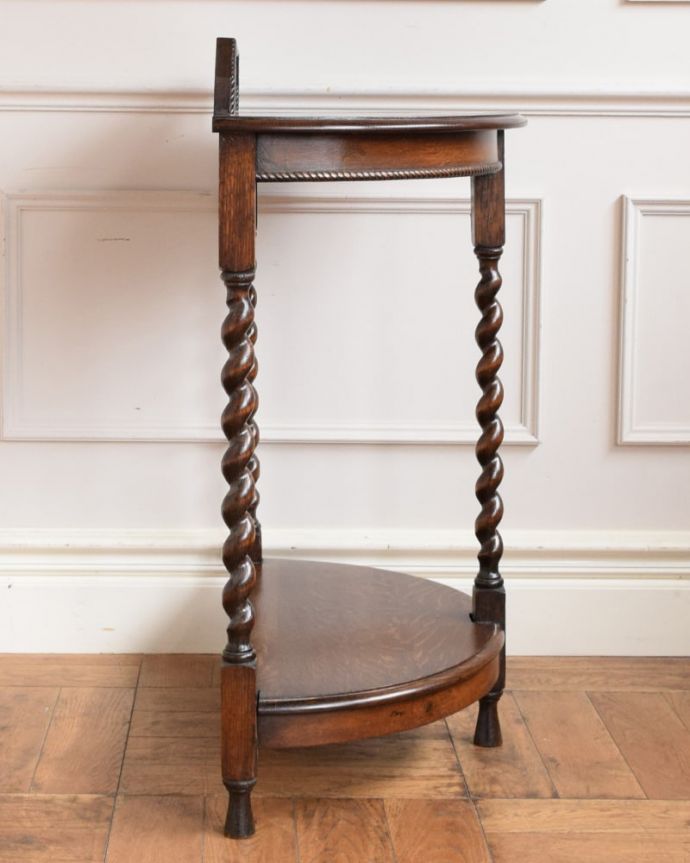 アンティークのテーブル　アンティーク家具　コンソールテーブル。横から見ても素敵ですもちろん横から見られることも考えて、しっかり修復してあります。(q-2144-f)