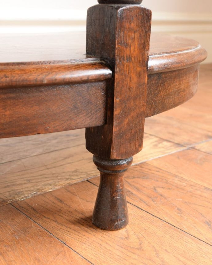 アンティークのテーブル　アンティーク家具　コンソールテーブル。移動もラクラクですHandleのアンティークは、脚の裏にフェルトキーパーをお付けしています。(q-2144-f)